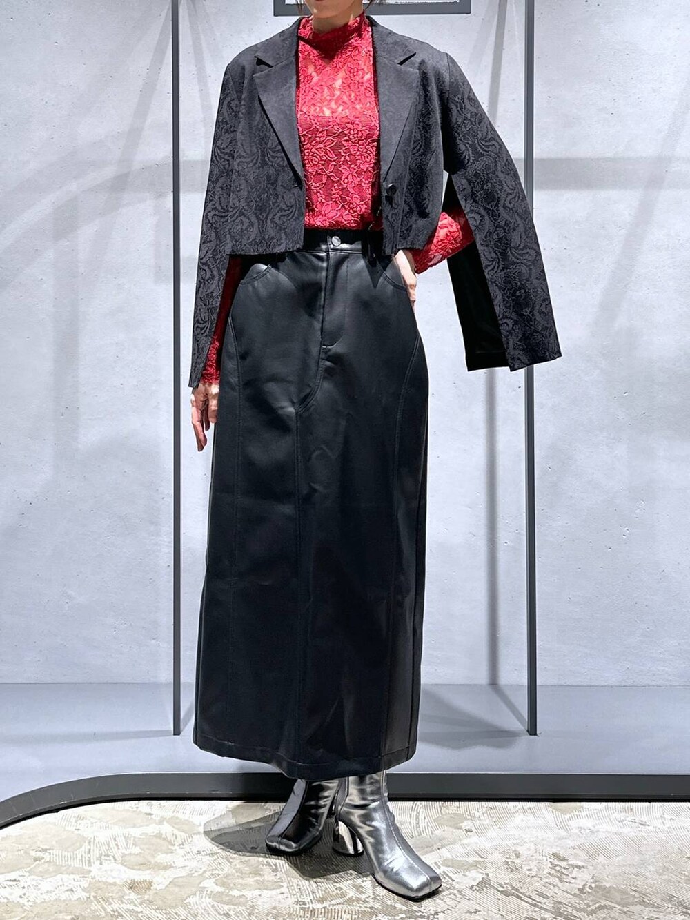 シルバー系のブーツ、レッド系のTシャツ/カットソー、ブラック系のテーラードジャケットを着用したレディースの秋コーディネートの4枚目の写真