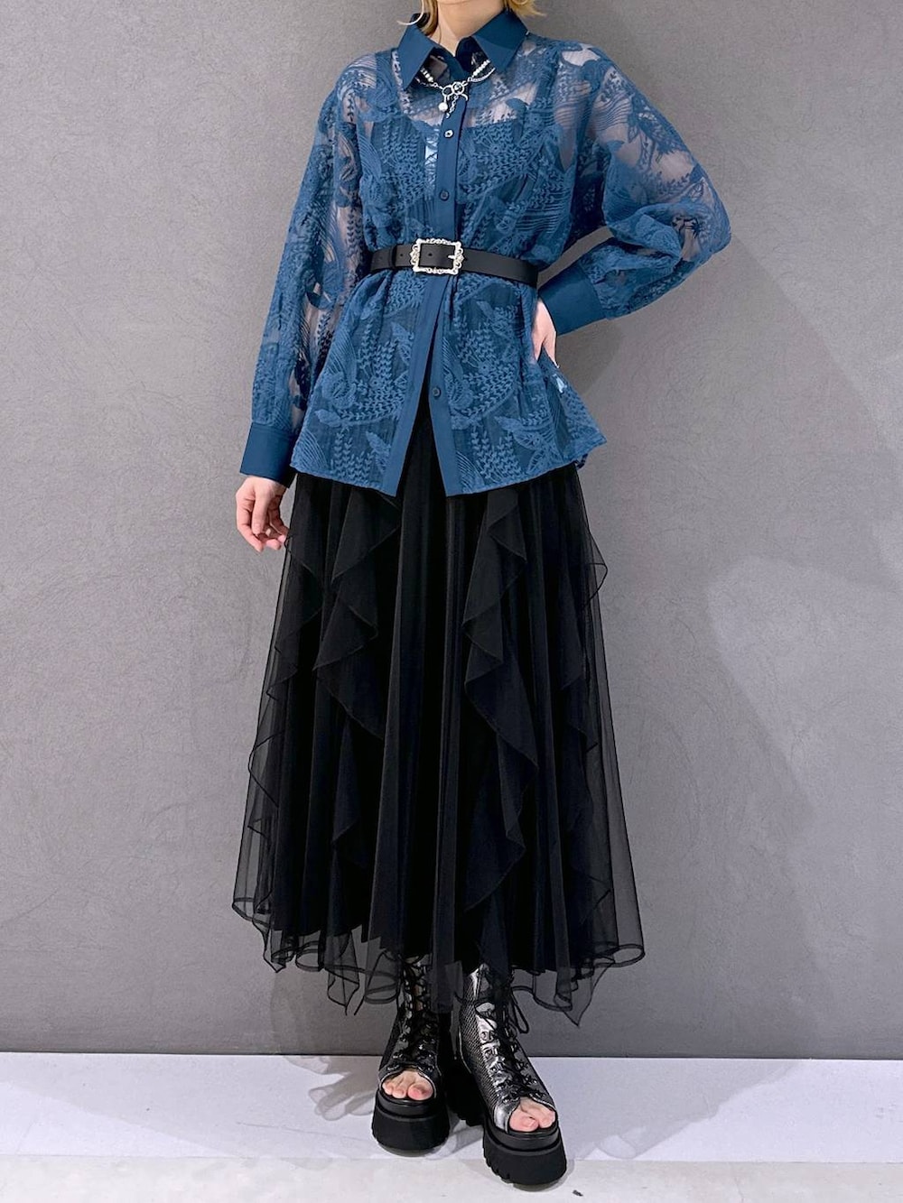 シルバー系のサンダル、ブラック系のスカート、ブルー系のシャツ/ブラウスを着用したレディースの春コーディネートの4枚目の写真