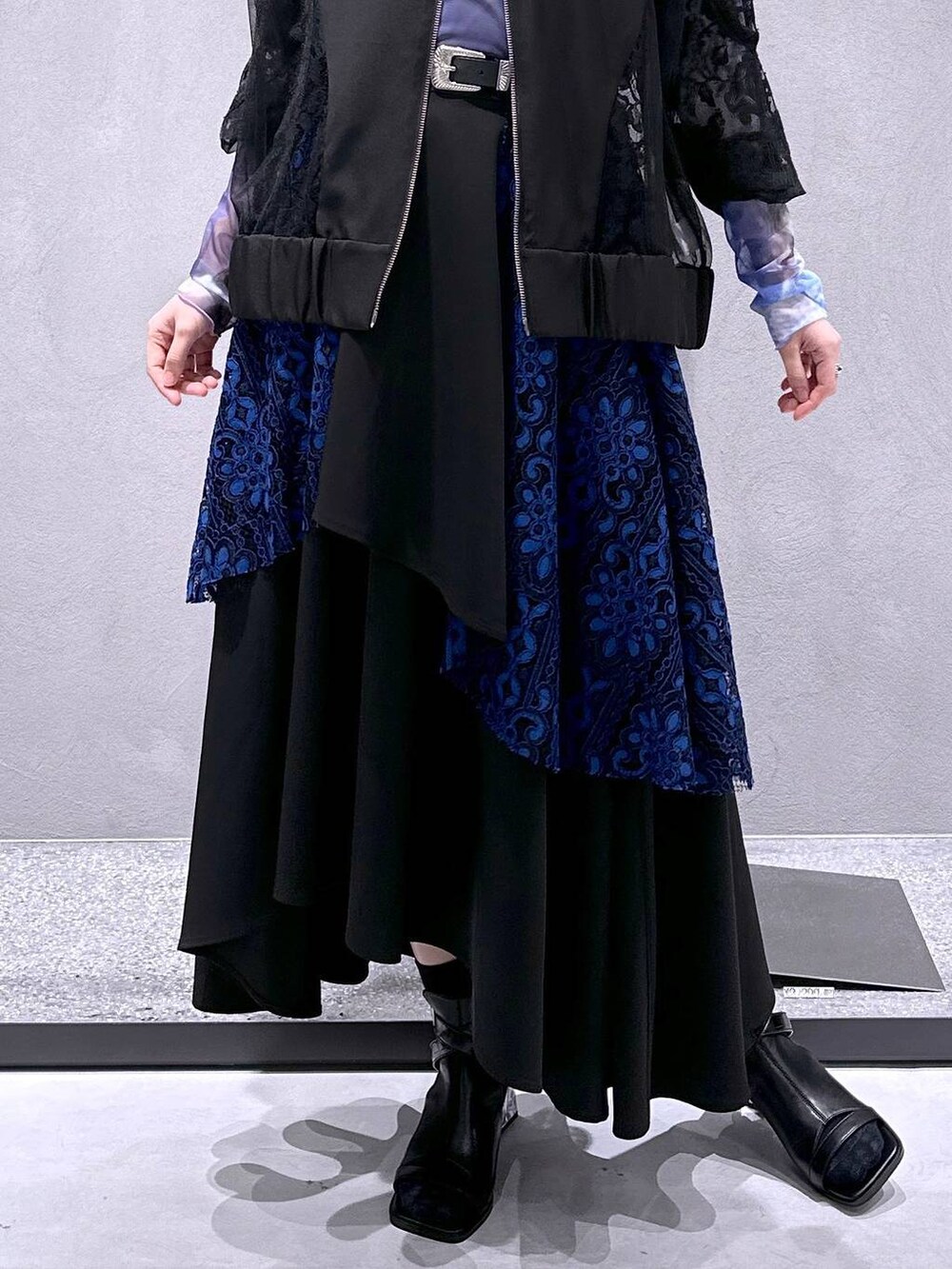 ブルー系のTシャツ/カットソー、ブルー系のスカート、ブラック系のサンダルを着用したレディースの春コーディネートの7枚目の写真