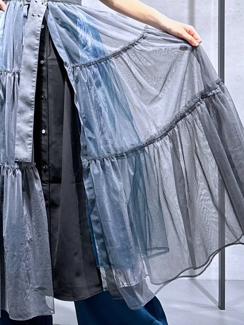 ブルー系のその他パンツ、シルバー系のサンダル、ブルー系のワンピースを着用したレディースの夏コーディネートの9枚目の写真