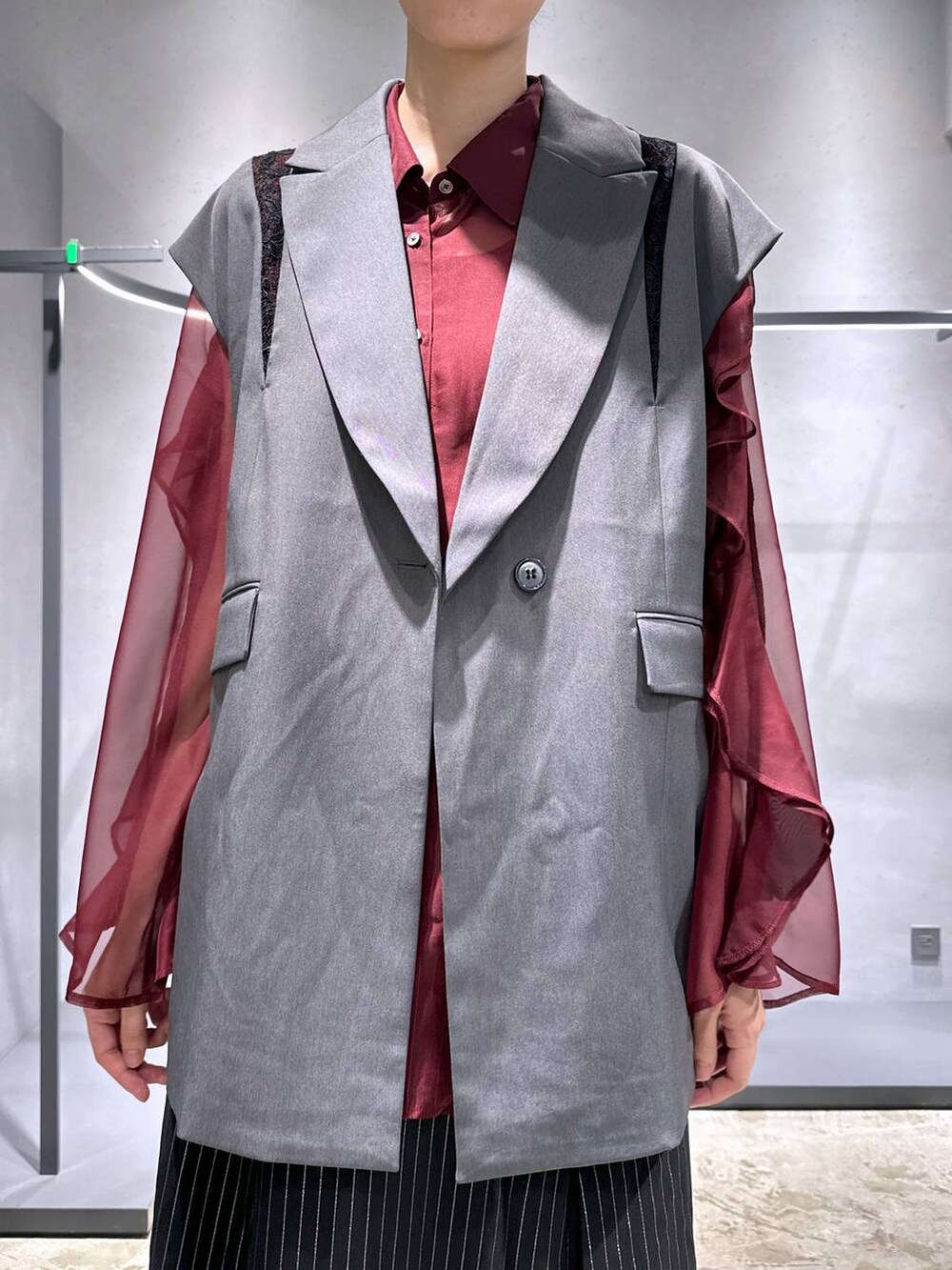 「HARE、スカート、ブーツ、きれいめ、デート/ロマンティック、ベスト、シャツ、シアートップス、カラーコーデ_HARE、メンズライク、女子ウケ、休日コーデ、夏コーデ、骨格ウェーブ、個性派」｜「HAREのラメソックスデザインブーツ(HARE)（ブーツ、ブラック系）」を使った、ココロさん（レディース・169cm）の夏コーディネートの5枚目の写真