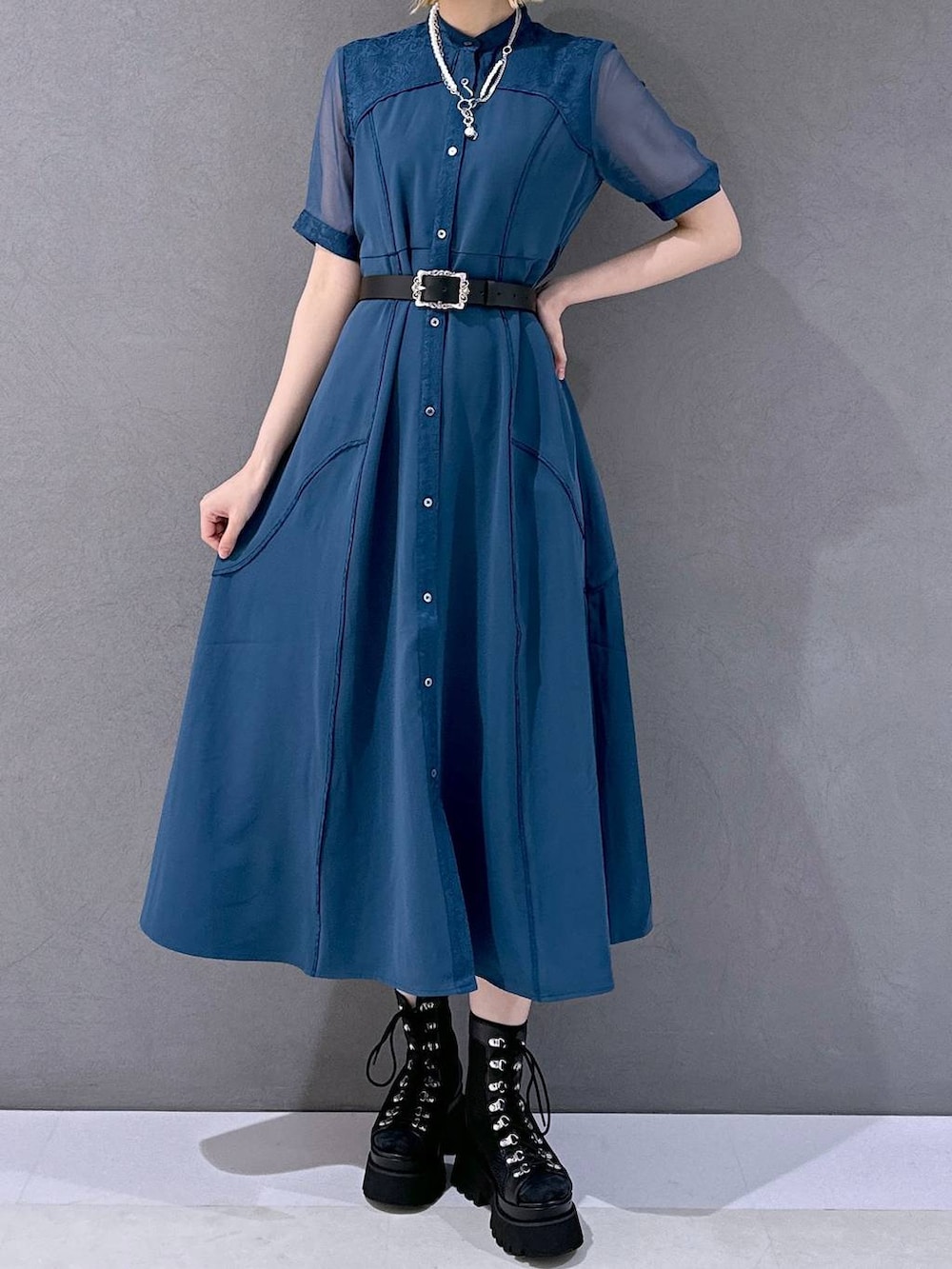 ブラック系のサンダル、ブルー系のワンピース、ブラック系のベルトを着用したレディースの夏コーディネートの4枚目の写真