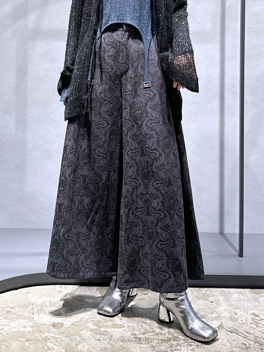 ブラック系のニット/セーター、シルバー系のブーツ、ブルー系のニット/セーターを着用したレディースの秋コーディネートの6枚目の写真