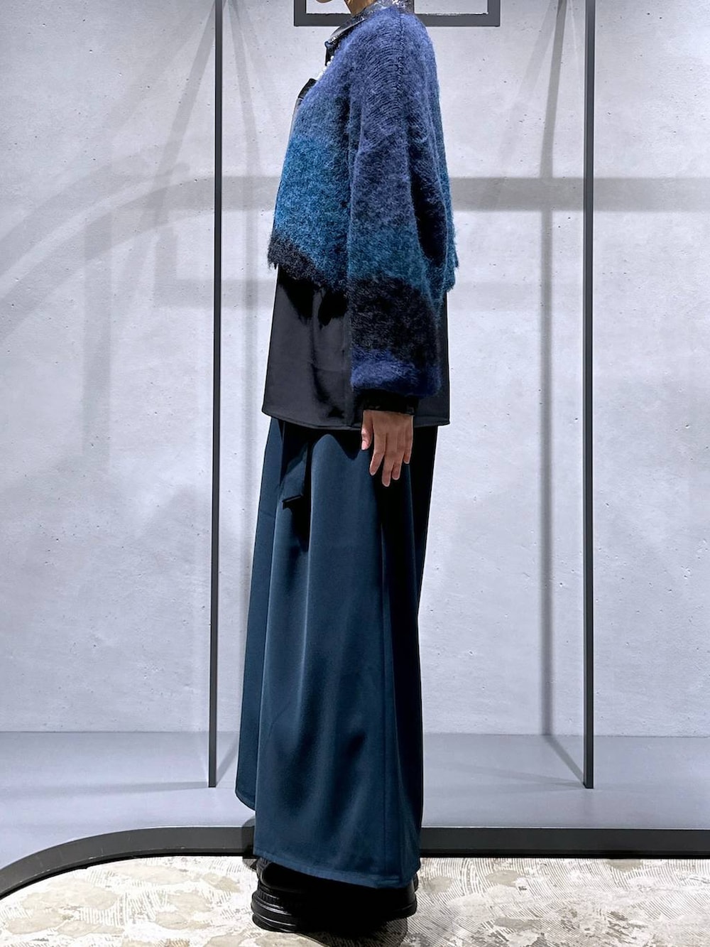 ブラック系のネクタイ、ブルー系のその他パンツ、ブラック系のブーツを着用したレディースの冬コーディネートの2枚目の写真