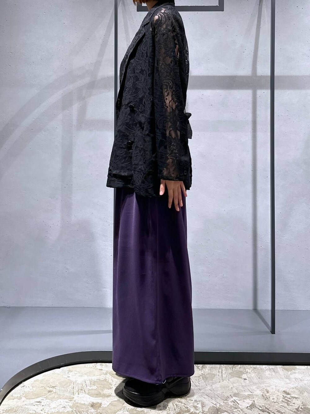 ブラック系のタンクトップ、パープル系のスラックス、ブラック系のブーツを着用したレディースの夏コーディネートの2枚目の写真