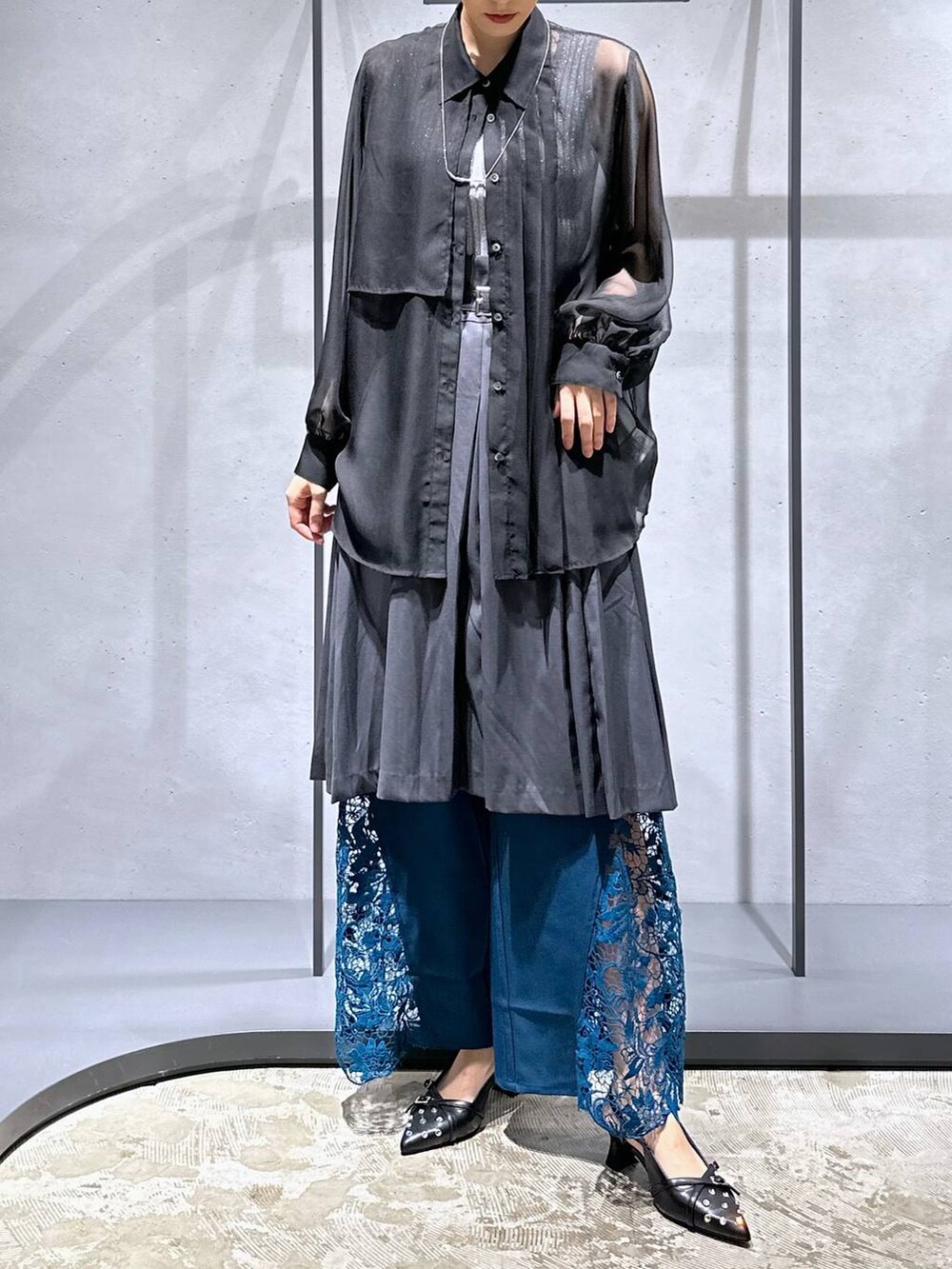 ブラック系のシャツ/ブラウス、グレー系のタンクトップ、ブルー系のその他パンツを着用したレディースの夏コーディネートの4枚目の写真