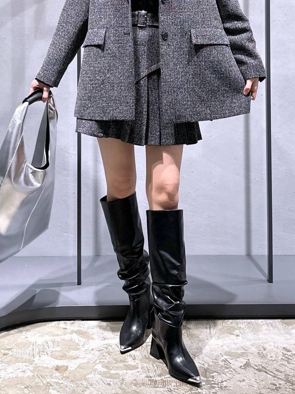 ブラック系のブーツ、ブラック系のシャツ/ブラウス、シルバー系のトートバッグを着用したレディースの秋コーディネートの7枚目の写真