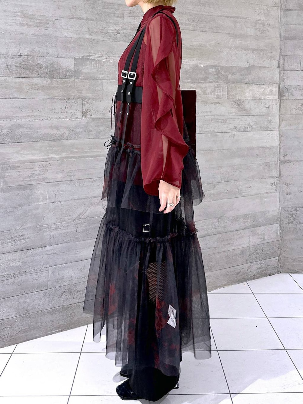 「カラーコーデ_HARE、ワイドパンツ、高身長、メンズライク、女子ウケ、休日コーデ、春コーデ、冬コーデ、骨格ウェーブ、個性派、モード、きれいめ、HARE、シアートップス」｜「HAREの2WAYスクエアラメニットタンクトップ(HARE)（タンクトップ、ブラック系）」を使った、ココロさん（レディース・169cm）の春コーディネートの3枚目の写真
