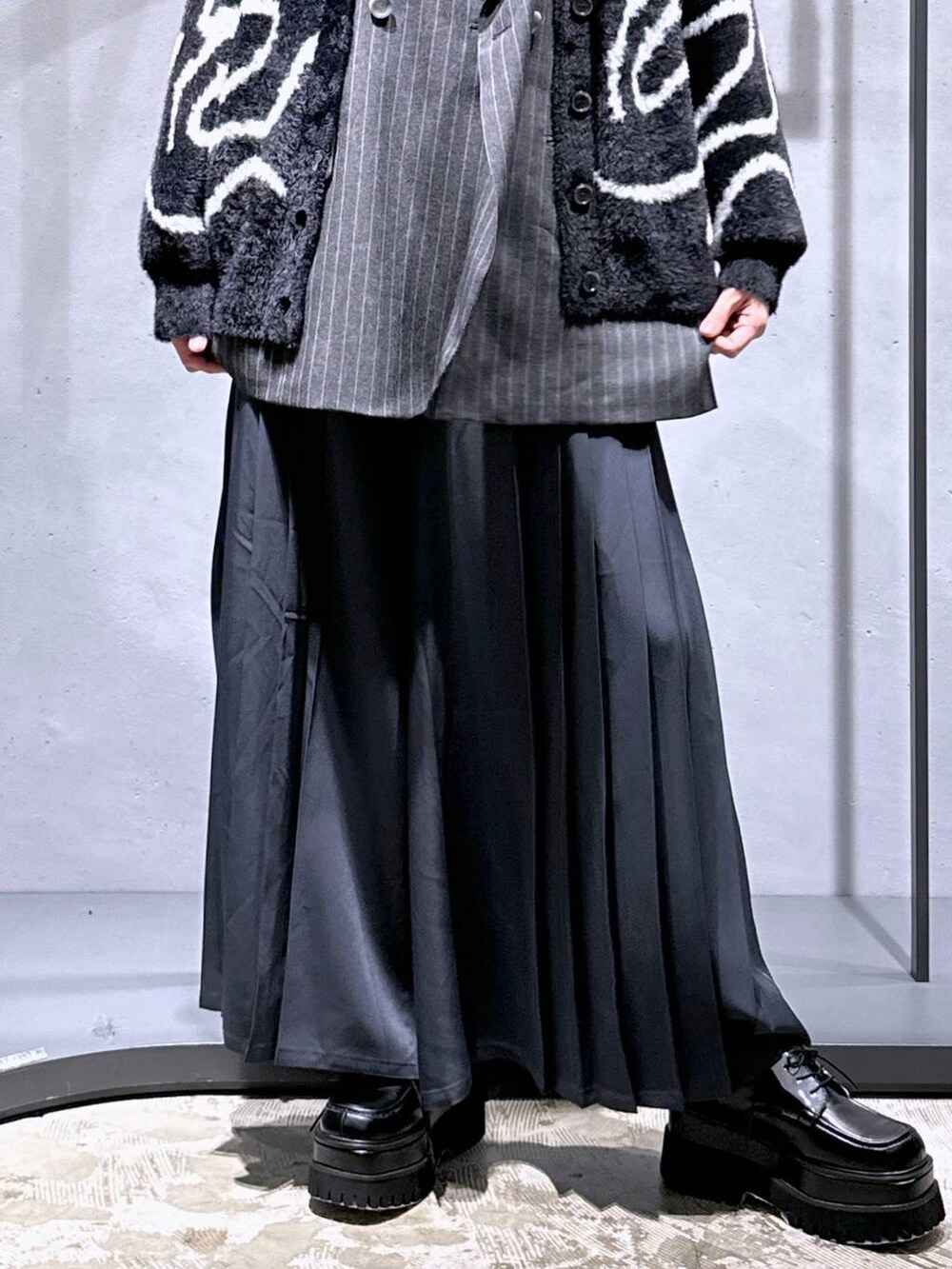 ブラック系のカーディガン/ボレロ、グレー系のその他パンツ、ブラック系のニット/セーターを着用したレディースの秋コーディネートの6枚目の写真