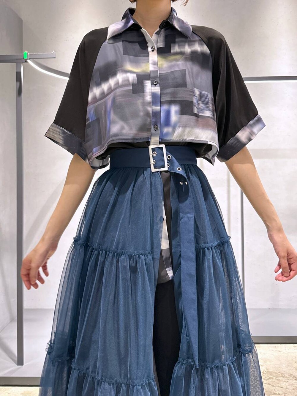 パープル系のシャツ/ブラウス、ブラック系のサンダル、ブラック系のスラックスを着用したレディースの夏コーディネートの5枚目の写真