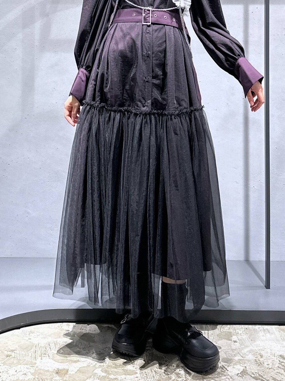 ブラック系のブーツ、パープル系のワンピース、ホワイト系のサスペンダーを着用したレディースの夏コーディネートの6枚目の写真