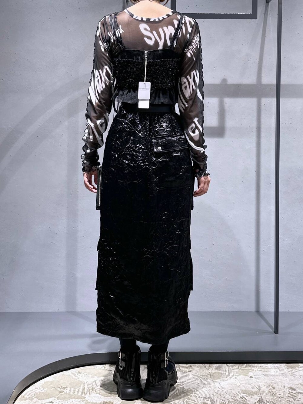 ブラック系のチューブトップ、ブラック系のサンダル、ブラック系のTシャツ/カットソーを着用したレディースの夏コーディネートの3枚目の写真