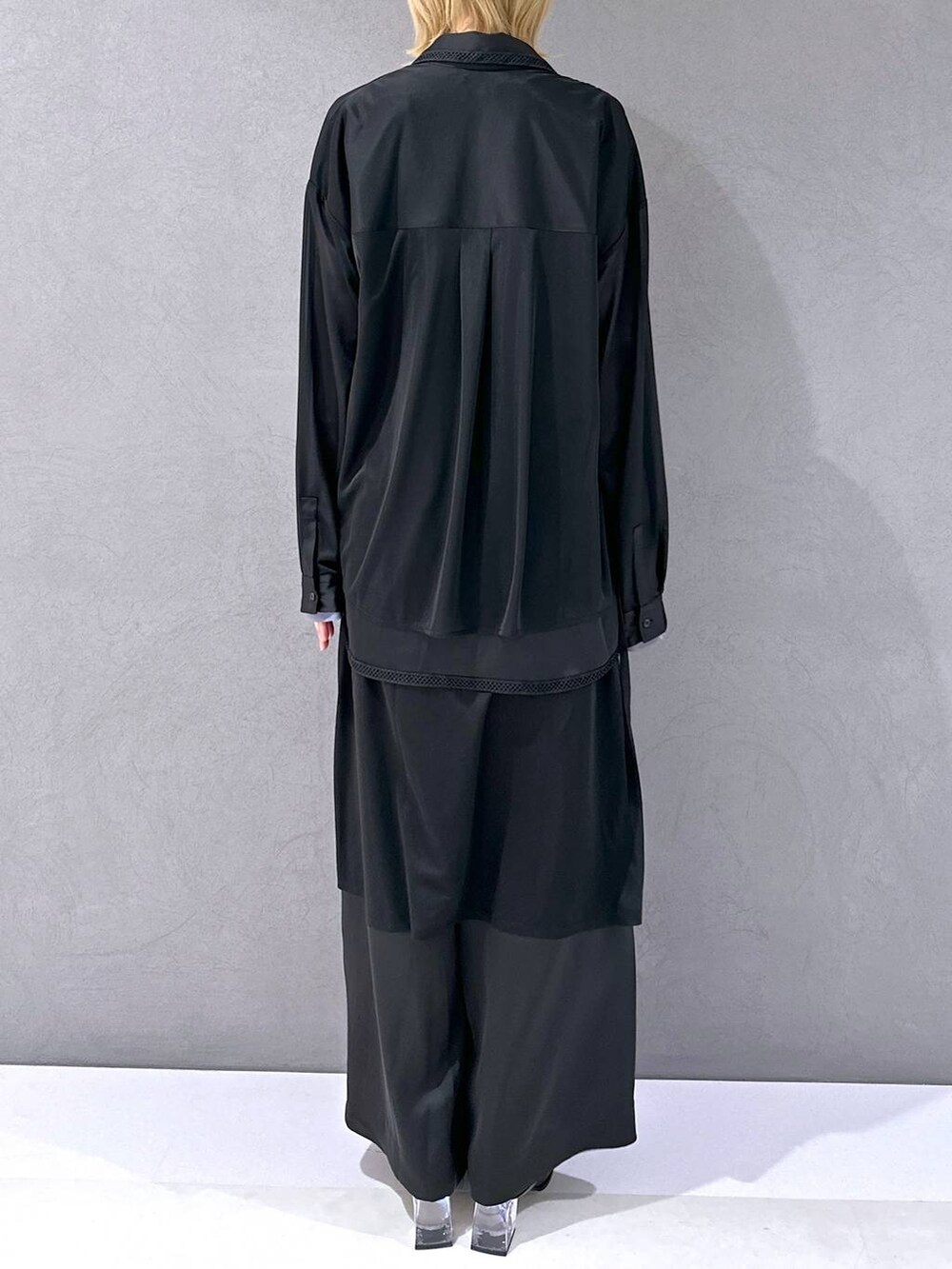 ブラック系のサンダル、ブラック系のシャツ/ブラウス、ブラック系のその他パンツを着用したレディースの春コーディネートの3枚目の写真