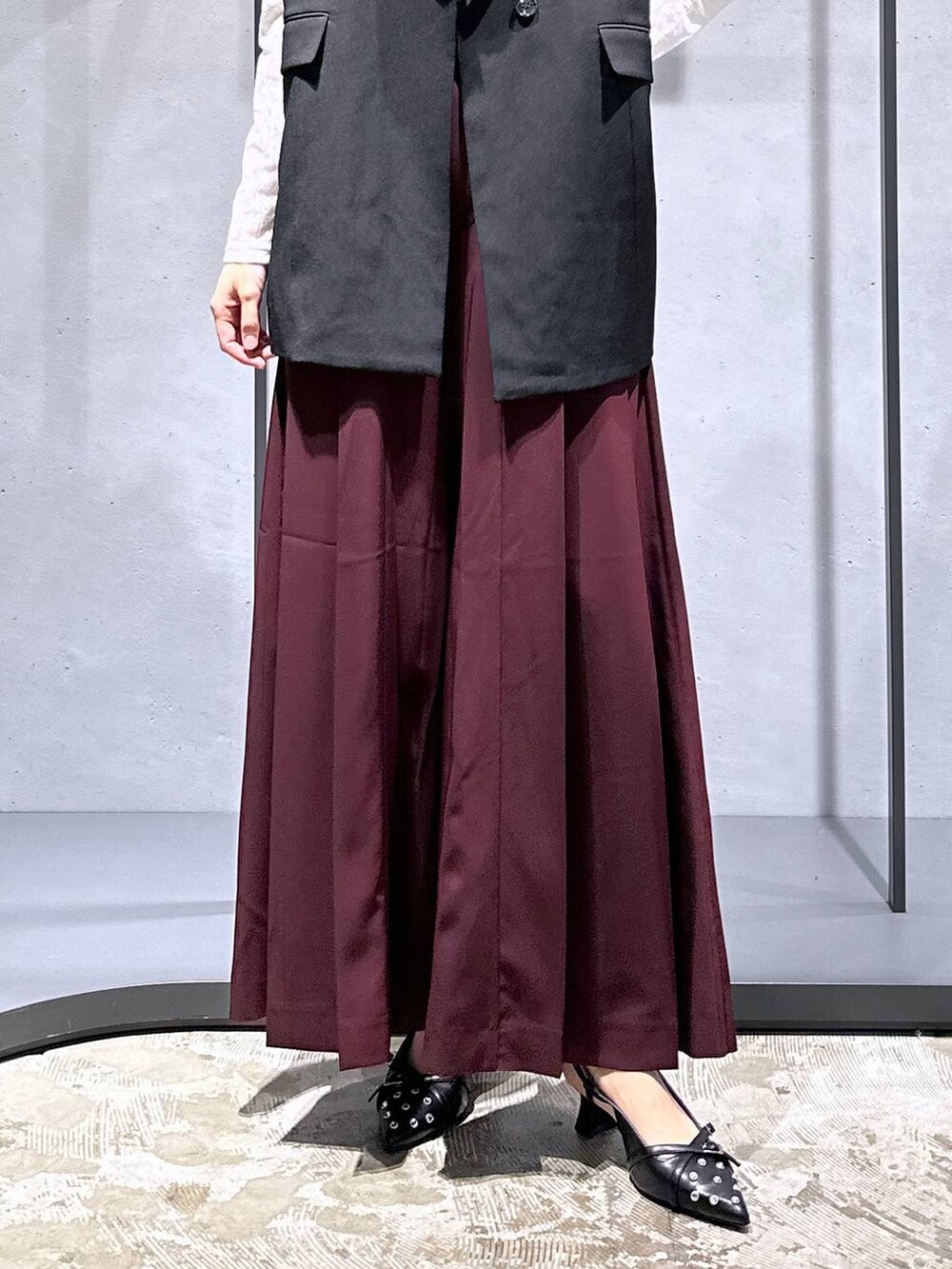 ブラック系のパンプス、ホワイト系のTシャツ/カットソー、ブラック系のテーラードジャケットを着用したレディースの夏コーディネートの5枚目の写真