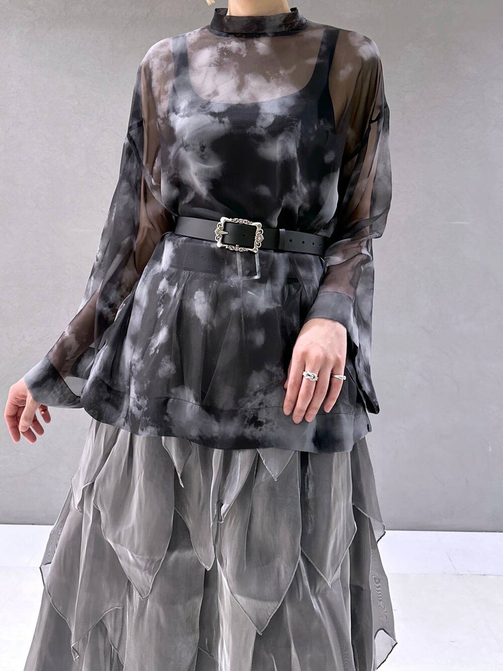 ブラック系のサンダル、ブラック系のシャツ/ブラウス、グレー系のスカートを着用したレディースの春コーディネートの5枚目の写真