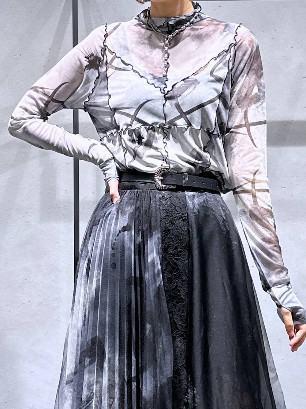 ブラック系のサンダル、ブラック系のスカート、ホワイト系のTシャツ/カットソーを着用したレディースの夏コーディネートの6枚目の写真