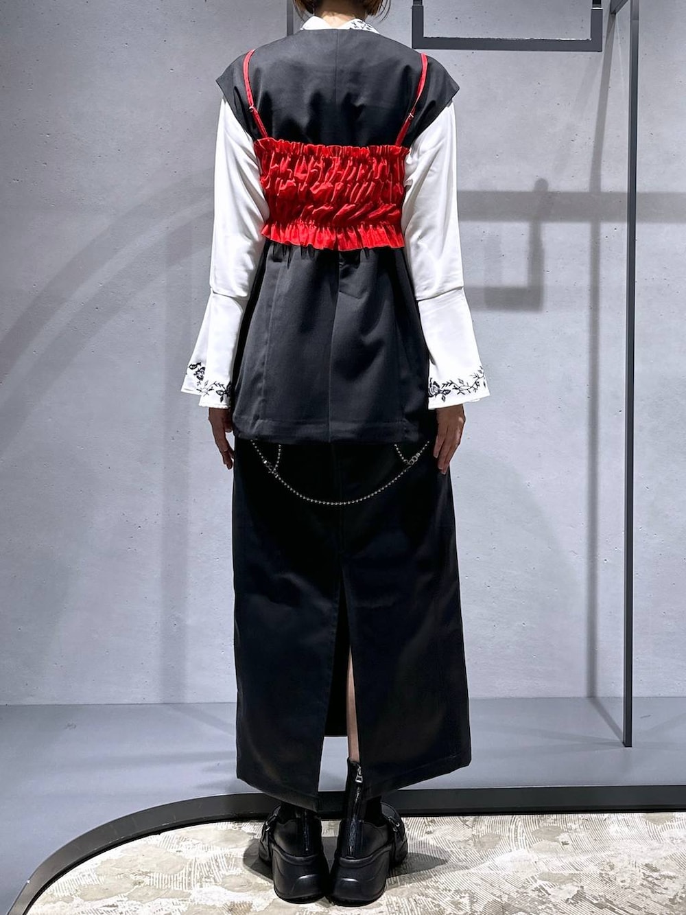 ブラック系のブーツ、ホワイト系のシャツ/ブラウス、ブラック系のスカートを着用したレディースの秋コーディネートの3枚目の写真