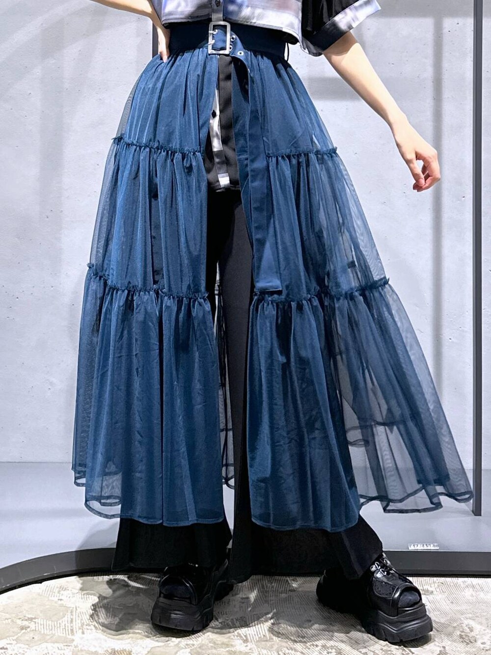 パープル系のシャツ/ブラウス、ブラック系のサンダル、ブラック系のスラックスを着用したレディースの夏コーディネートの6枚目の写真