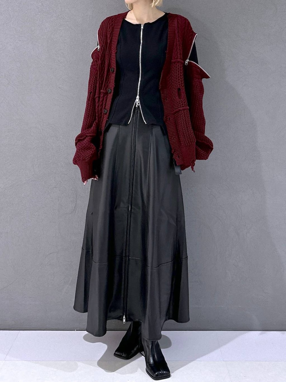 ブラック系のカーディガン/ボレロ、ブラック系のブーツ、レッド系のカーディガン/ボレロを着用したレディースの秋コーディネートの4枚目の写真