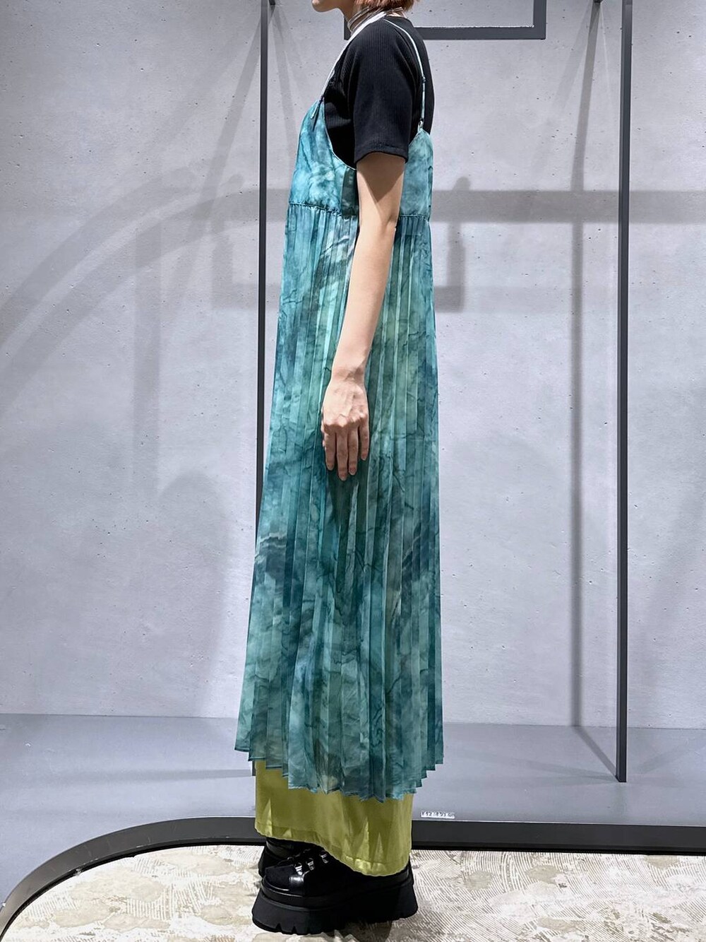 ブラック系のサンダル、グリーン系のカーゴパンツ、ブラック系のTシャツ/カットソーを着用したレディースの春コーディネートの4枚目の写真