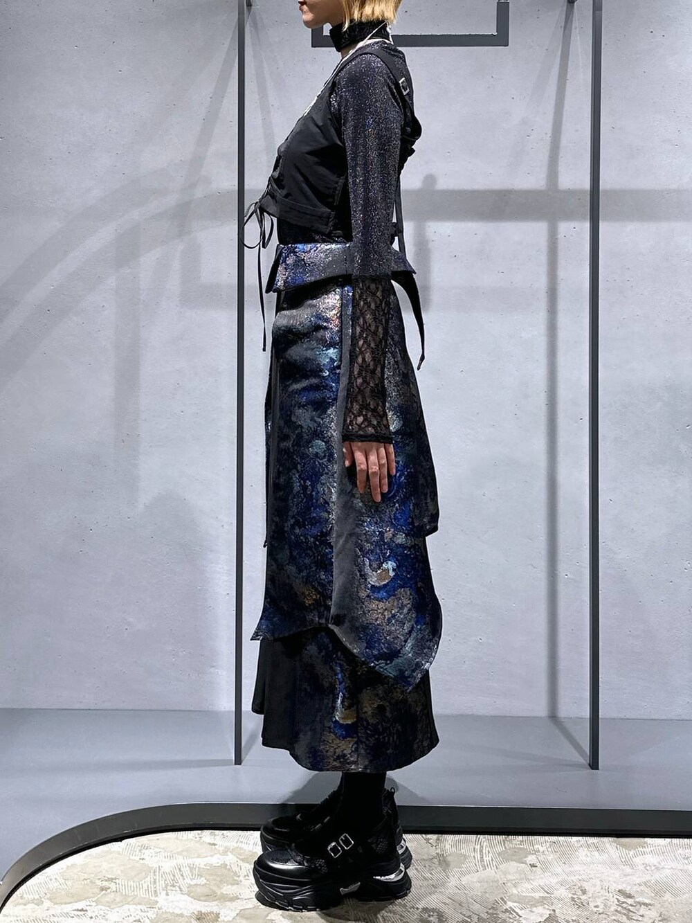 ブラック系のスニーカー、ブラック系のその他トップス、ブラック系のTシャツ/カットソーを着用したレディースの冬コーディネートの2枚目の写真