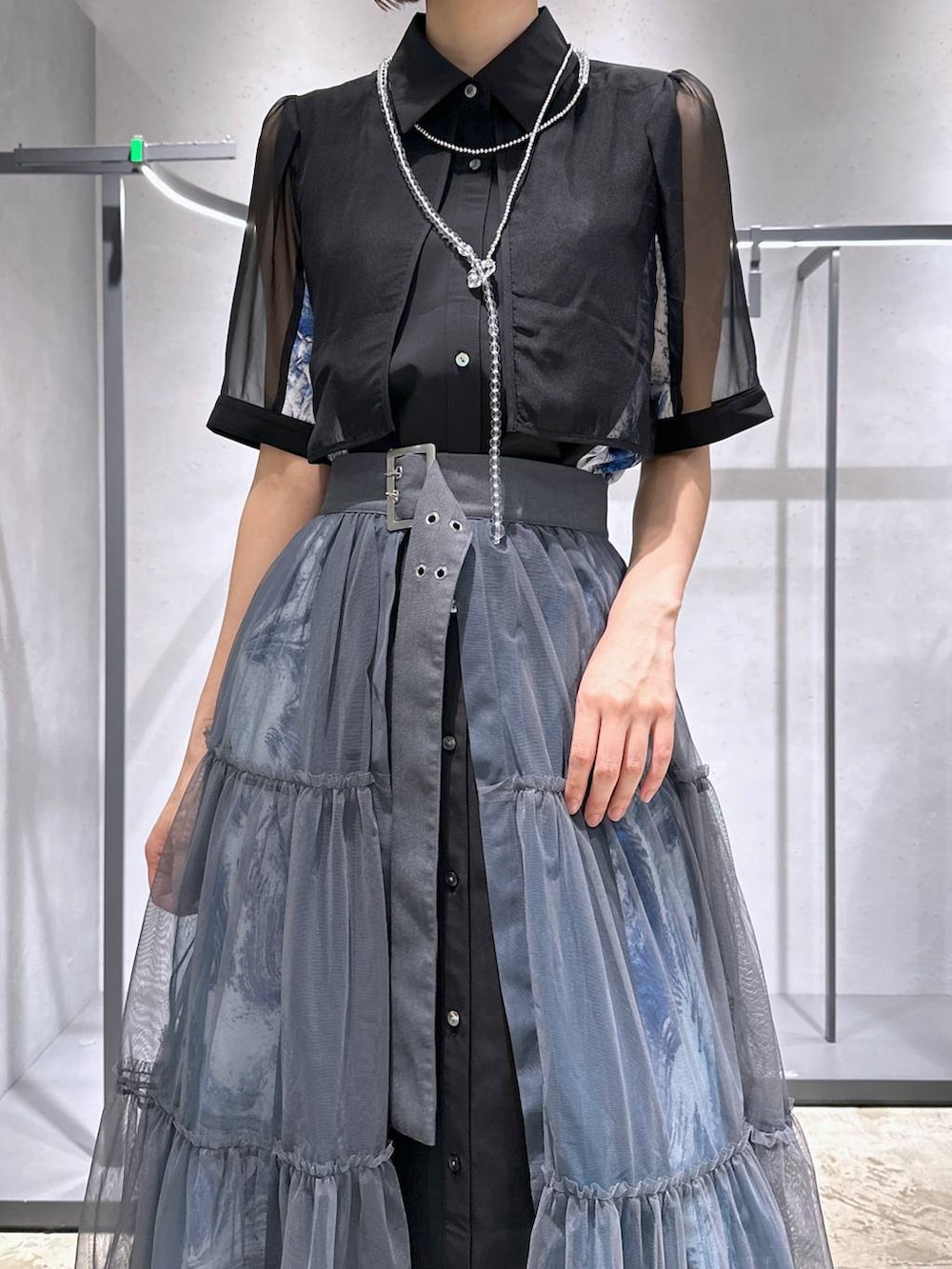 ブルー系のその他パンツ、シルバー系のサンダル、ブルー系のワンピースを着用したレディースの夏コーディネートの2枚目の写真