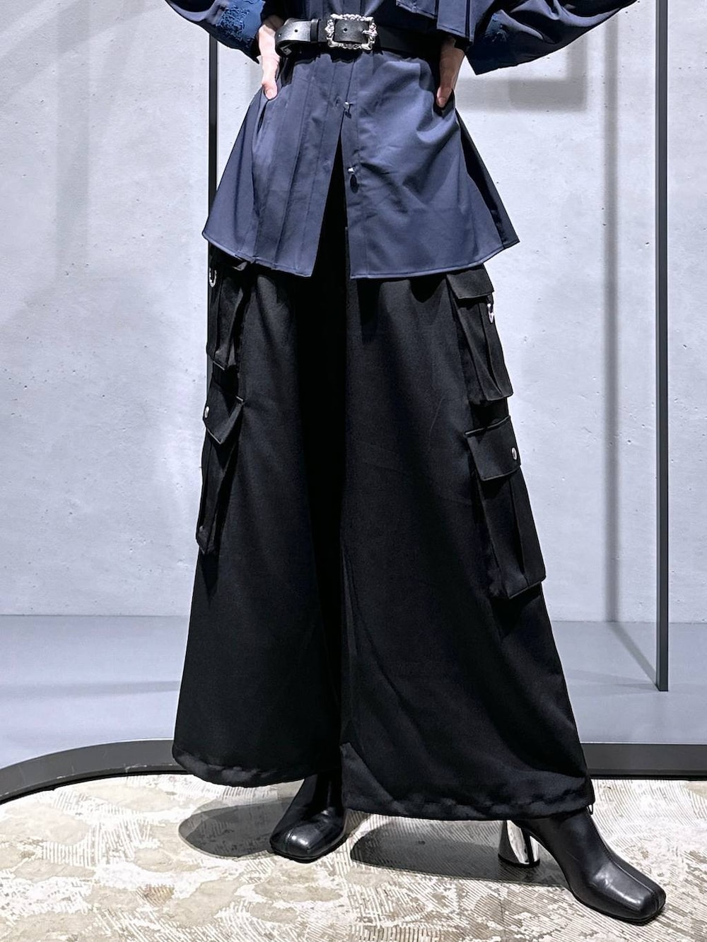 ブラック系のブーツ、ブルー系のシャツ/ブラウス、ブラック系のカーゴパンツを着用したレディースの秋コーディネートの6枚目の写真