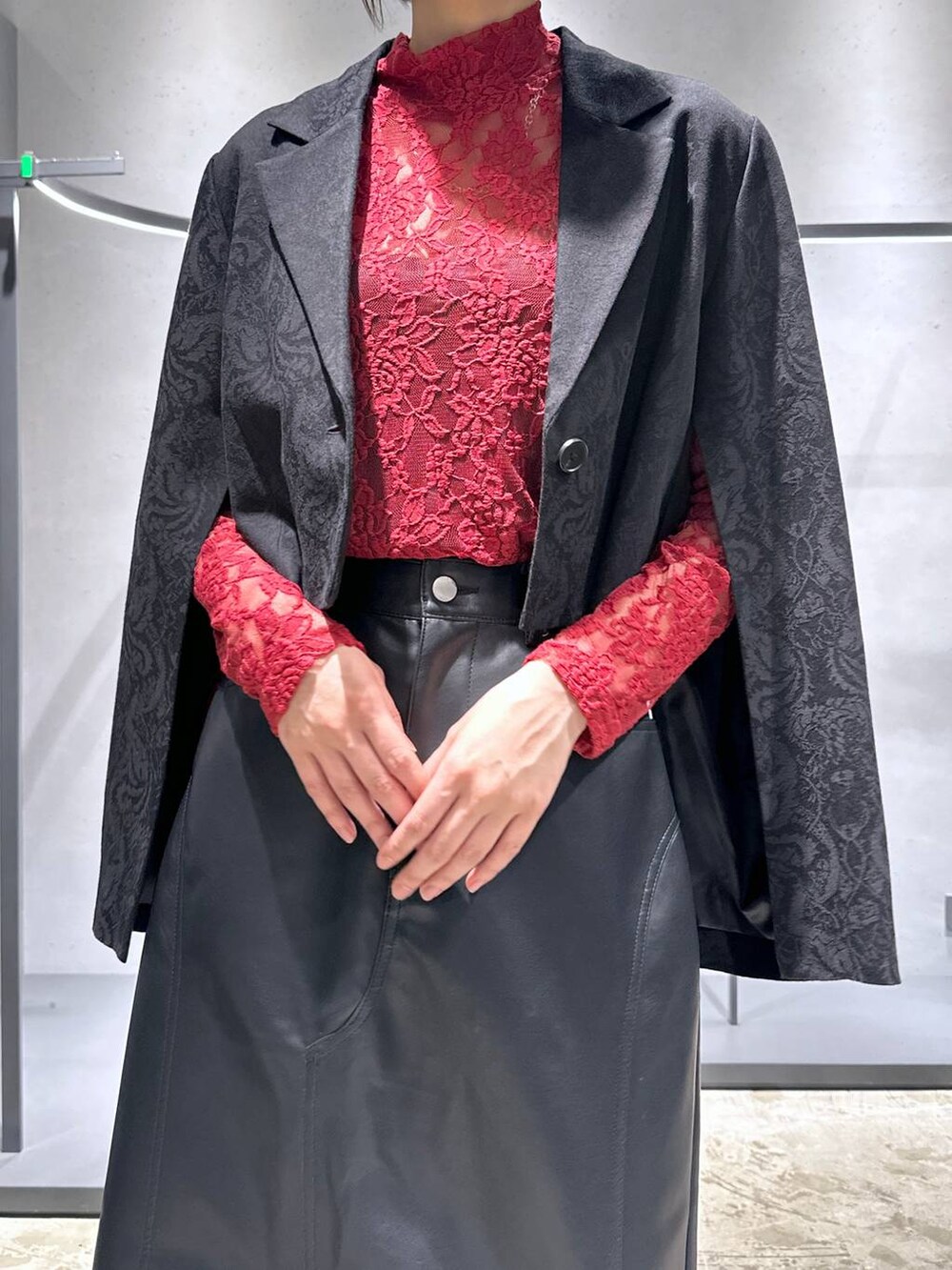 シルバー系のブーツ、レッド系のTシャツ/カットソー、ブラック系のテーラードジャケットを着用したレディースの秋コーディネートの5枚目の写真