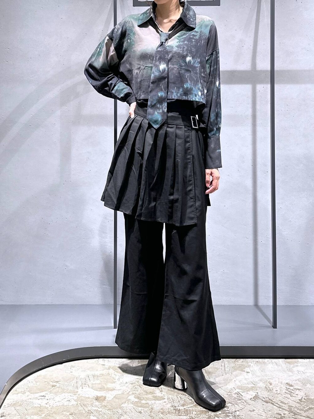 ブラック系のブーツ、ブラック系のその他パンツ、グリーン系のシャツ/ブラウスを着用したレディースの秋コーディネートの4枚目の写真