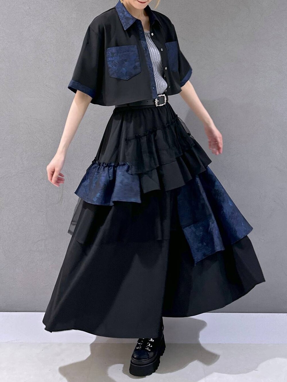 ブラック系のサンダル、グレー系のタンクトップ、パープル系のシャツ/ブラウスを着用したレディースの春コーディネートの4枚目の写真