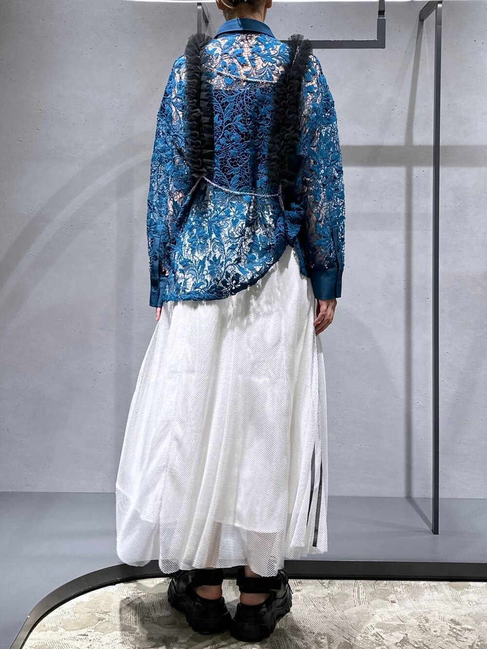 ブルー系のシャツ/ブラウス、ホワイト系のスカート、ブラック系のサンダルを着用したレディースの夏コーディネートの3枚目の写真