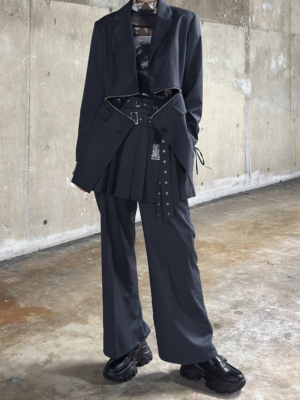 ブラック系のローファー、ブラック系のTシャツ/カットソー、グレー系のその他パンツを着用したレディースの秋コーディネートの2枚目の写真