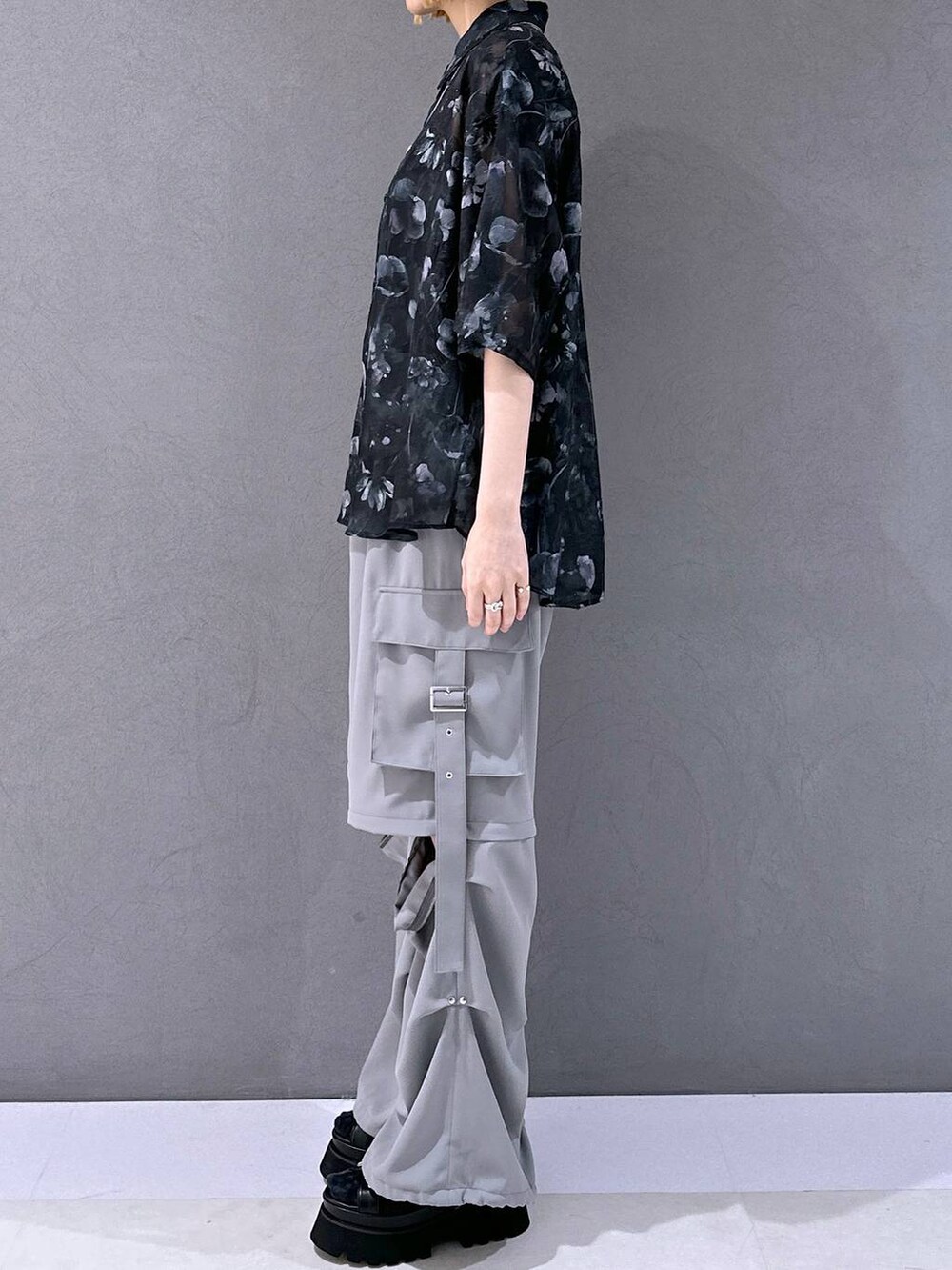 ブラック系のサンダル、グレー系のカーゴパンツ、ブラック系のシャツ/ブラウスを着用したレディースの春コーディネートの2枚目の写真