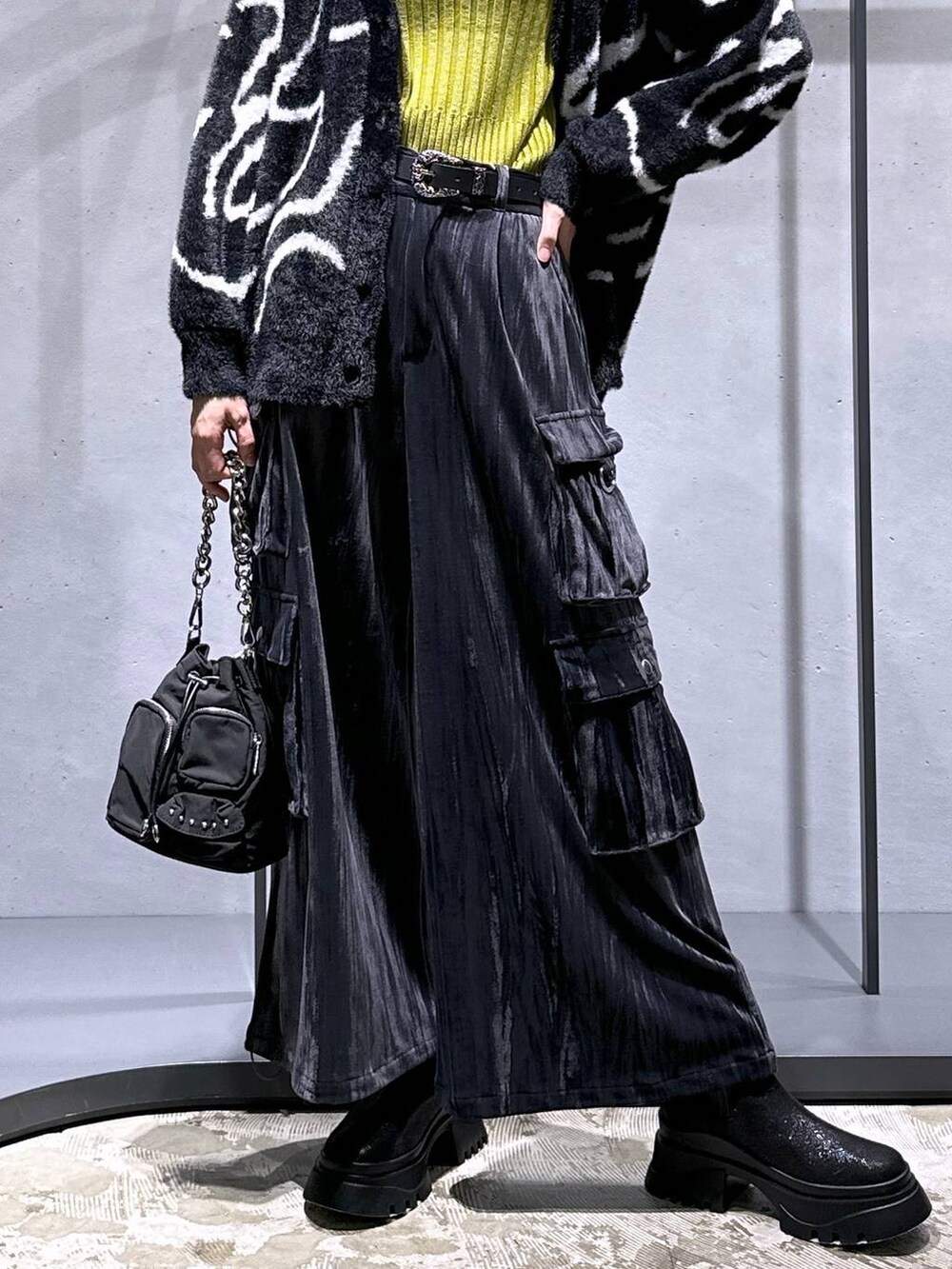 ブラック系のカーディガン/ボレロ、イエロー系のニット/セーター、ブラック系のショルダーバッグを着用したレディースの秋コーディネートの6枚目の写真