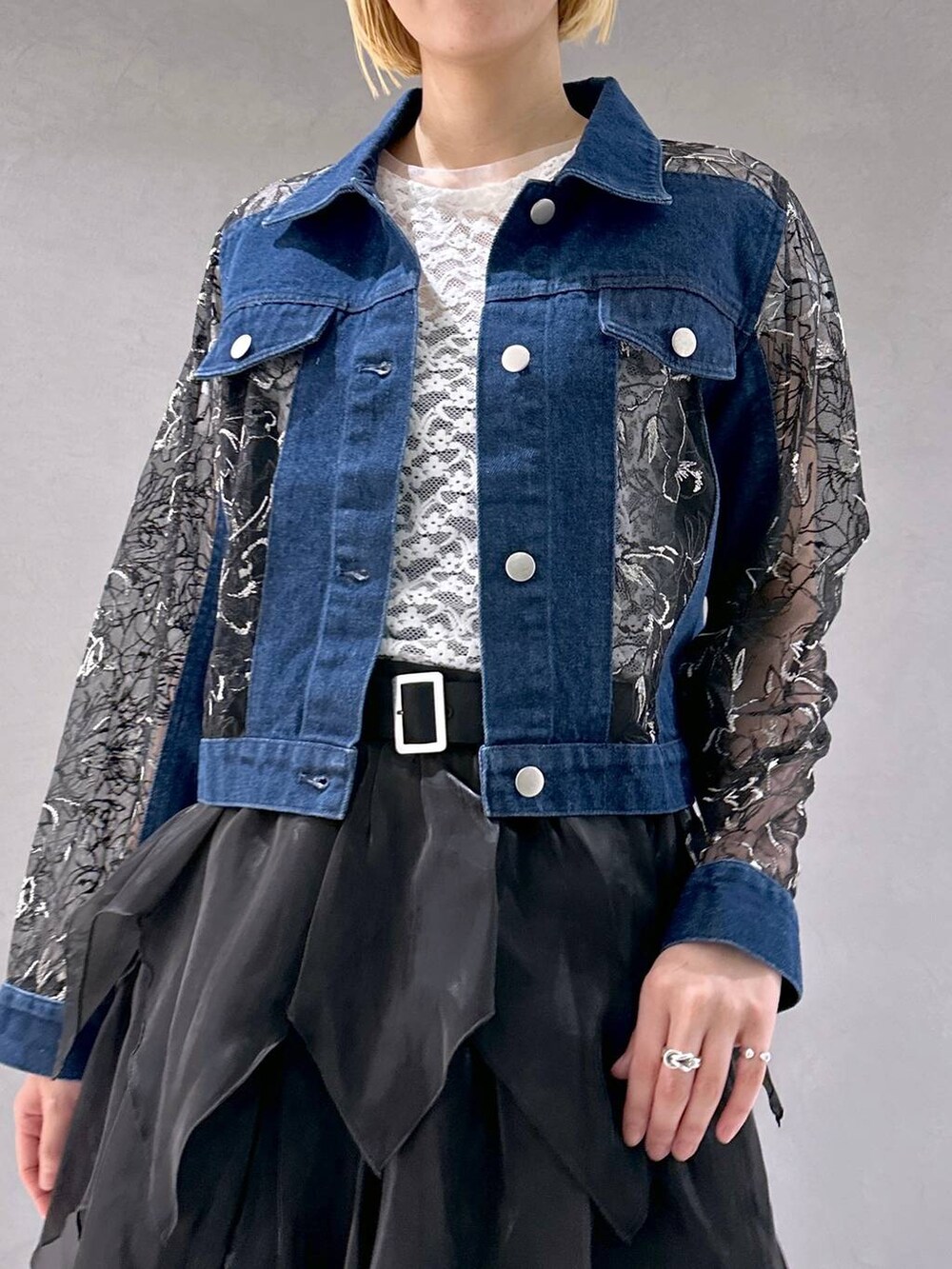 ブラック系のサンダル、ホワイト系のTシャツ/カットソー、ブラック系のスカートを着用したレディースの春コーディネートの5枚目の写真