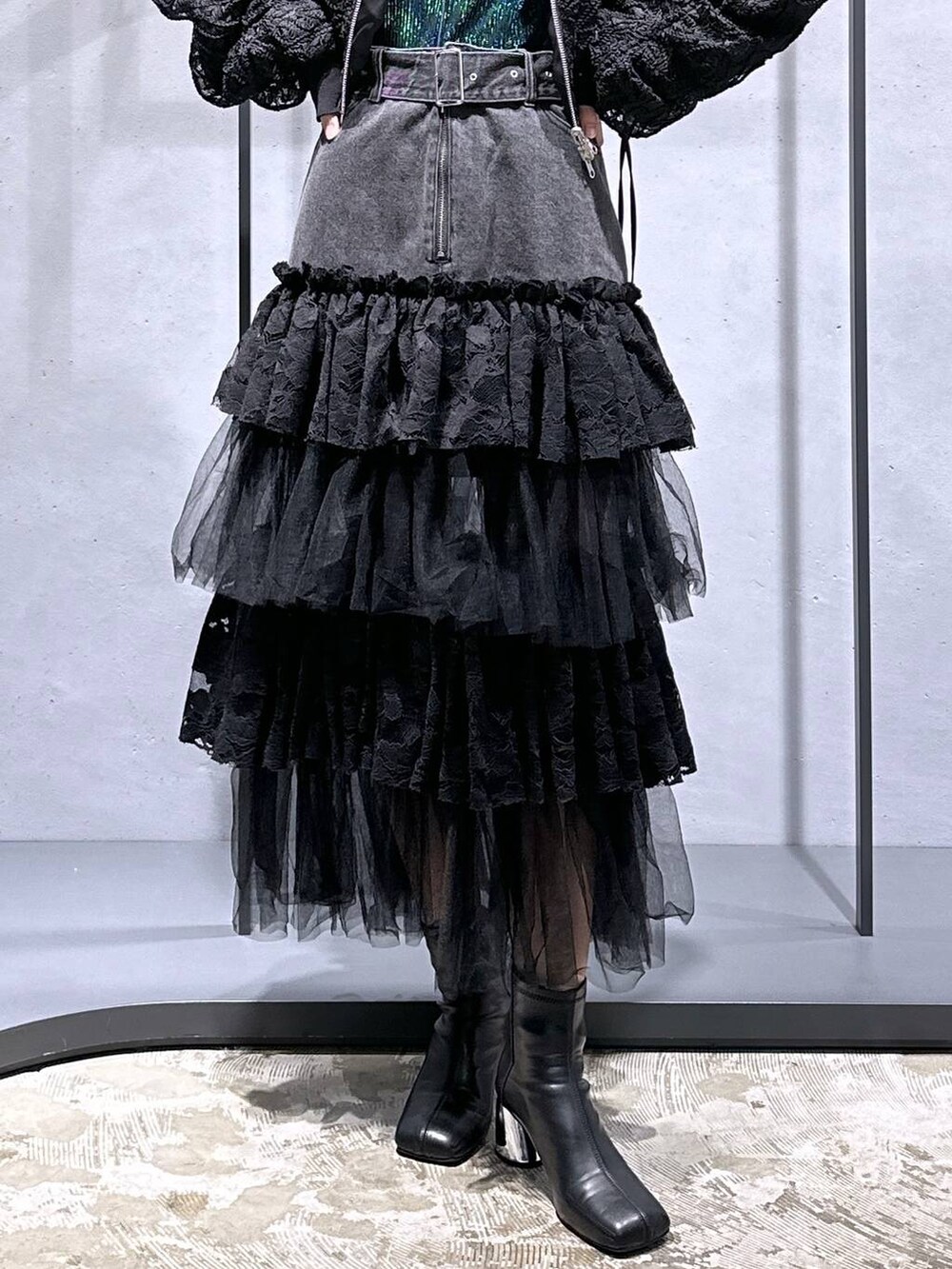 ブラック系のブーツ、ブルー系のTシャツ/カットソー、ブラック系のブルゾンを着用したレディースの秋コーディネートの6枚目の写真