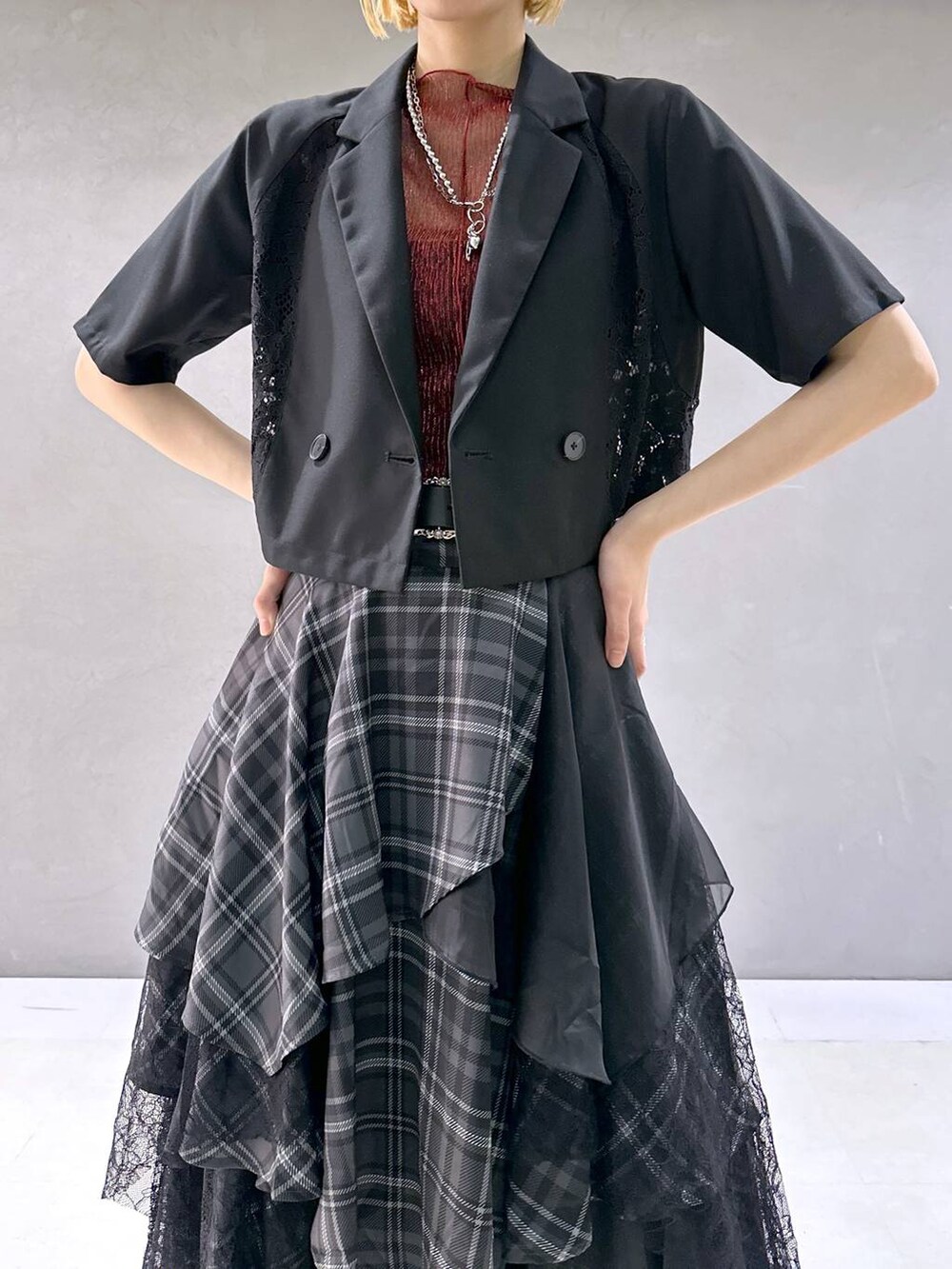 ブラック系のサンダル、ブラック系のテーラードジャケット、ブラック系のスカートを着用したレディースの春コーディネートの6枚目の写真