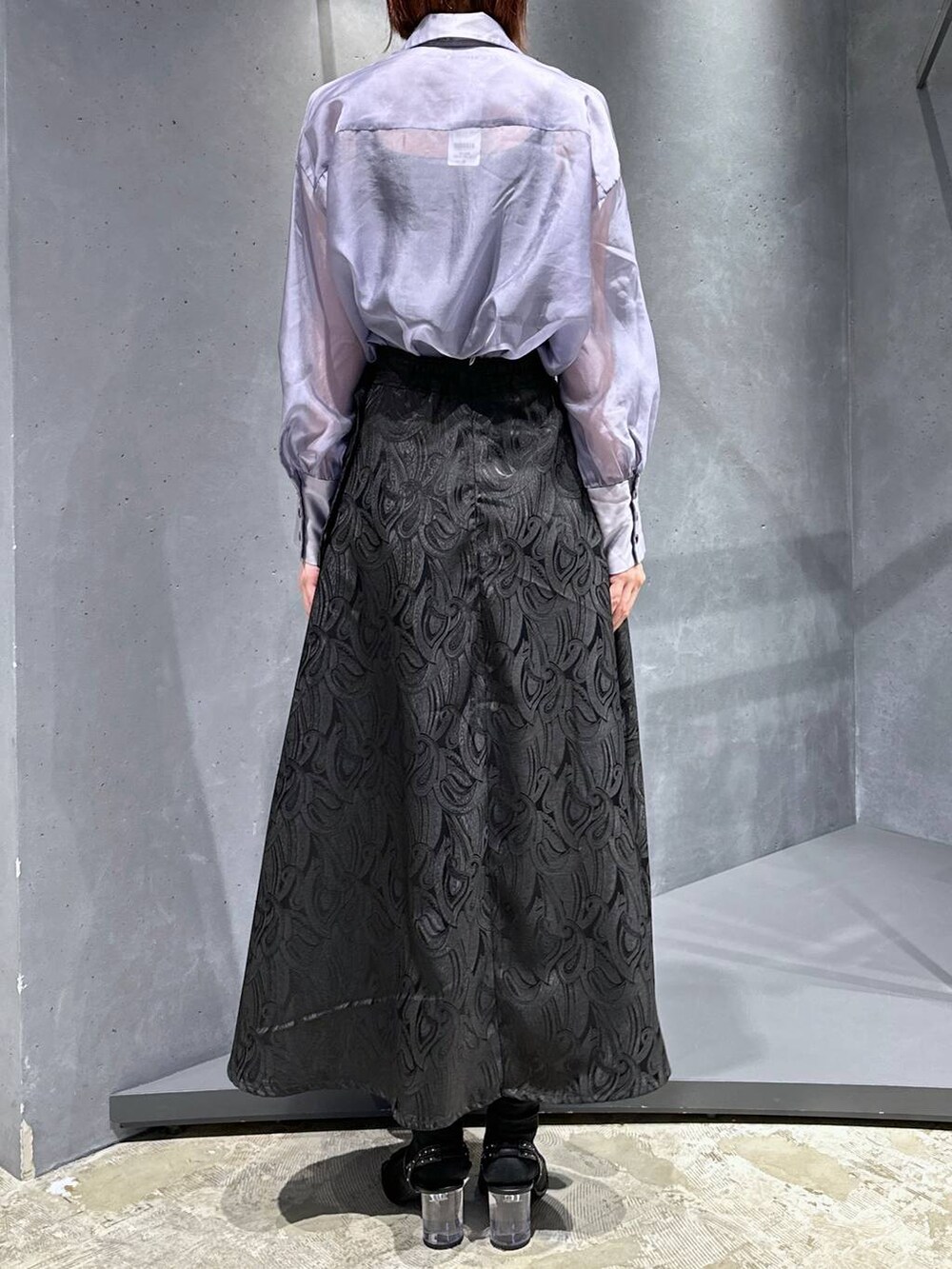 ブラック系のサンダル、ブラック系のスカート、パープル系のシャツ/ブラウスを着用したレディースの春コーディネートの4枚目の写真