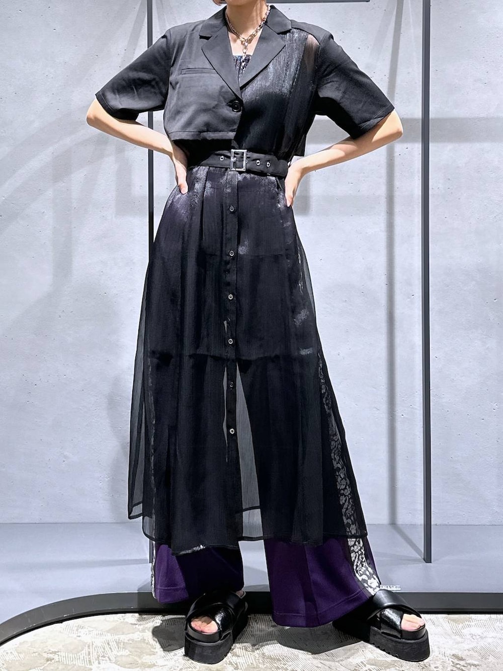 ブラック系のサンダル、その他のタンクトップ、パープル系のその他パンツを着用したレディースの夏コーディネートの5枚目の写真