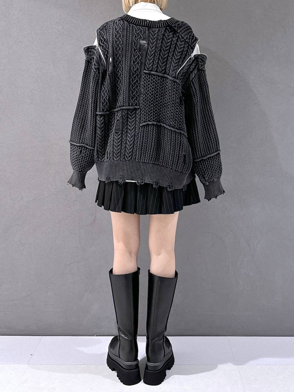 ブラック系のその他パンツ、ブラック系のカーディガン/ボレロ、ブラック系のブーツを着用したレディースの秋コーディネートの3枚目の写真