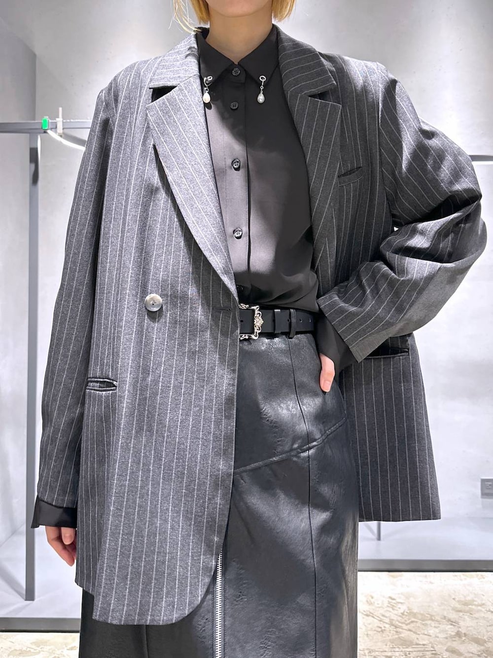 ブラック系のブーツ、グレー系のテーラードジャケット、ブラック系のシャツ/ブラウスを着用したレディースの冬コーディネートの5枚目の写真