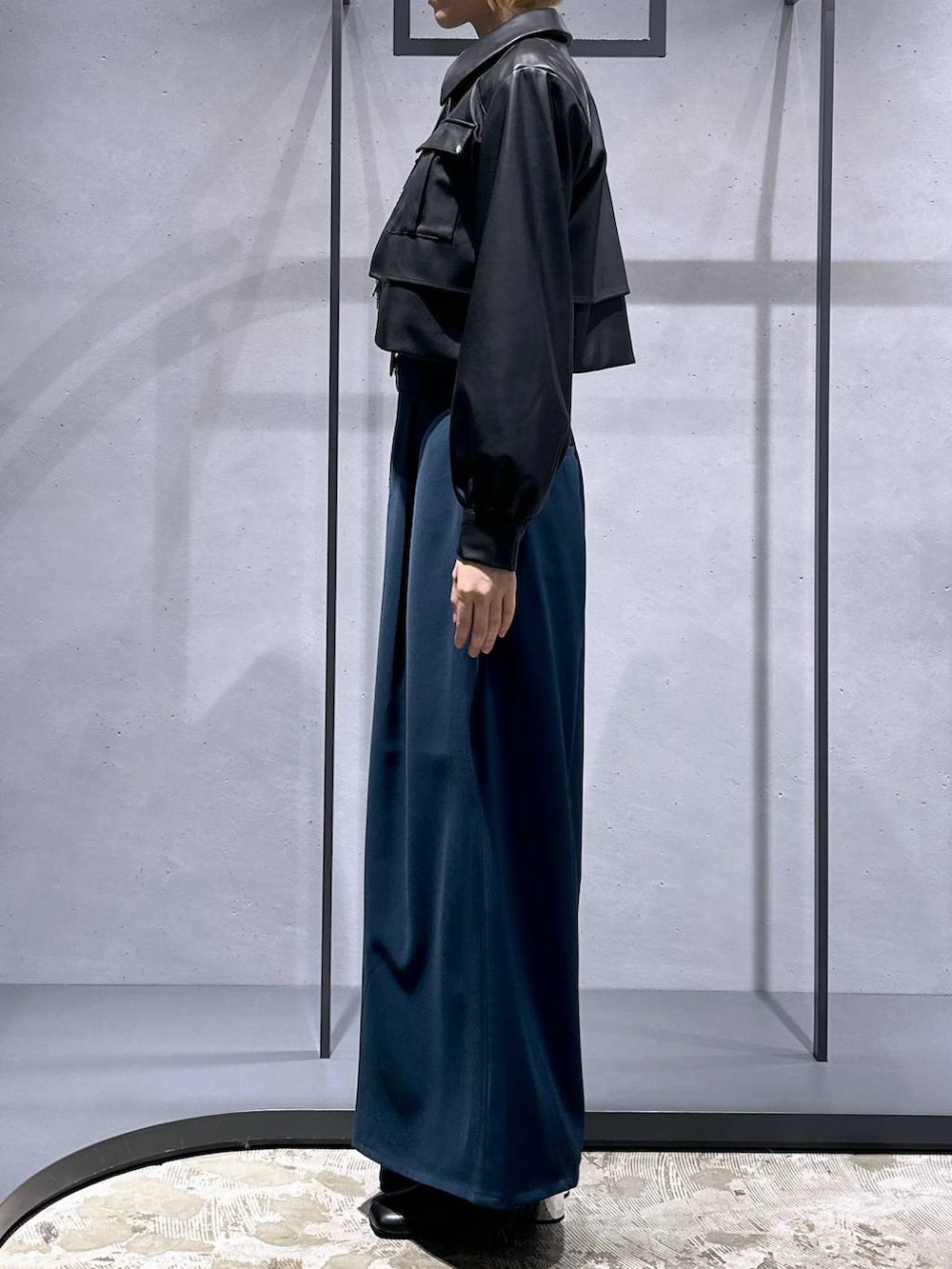 ブラック系のネクタイ、ブラック系のブーツ、グレー系のニット/セーターを着用したレディースの秋コーディネートの2枚目の写真