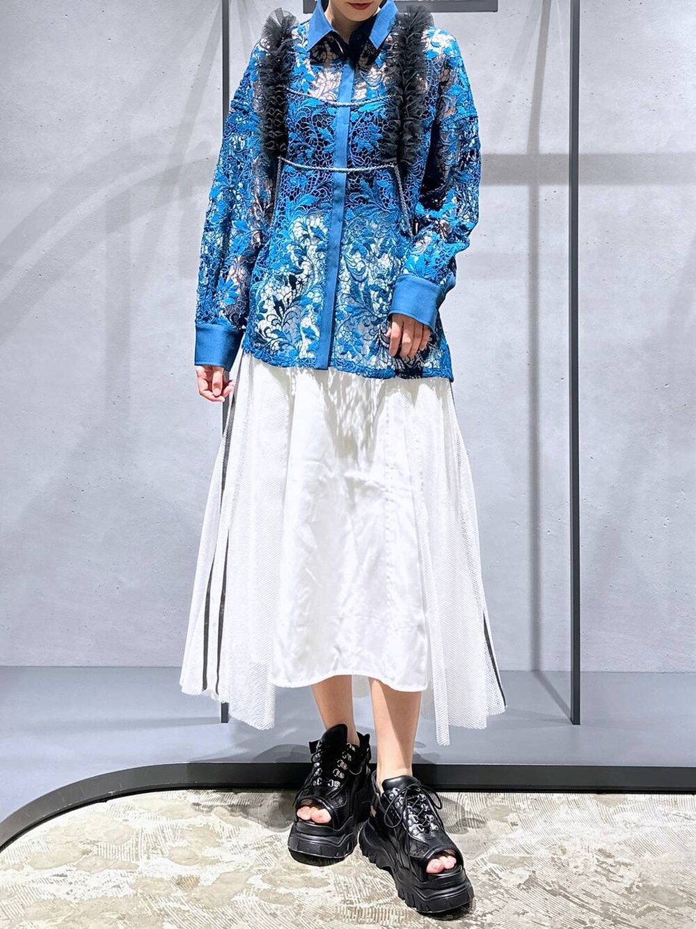 ブルー系のシャツ/ブラウス、ホワイト系のスカート、ブラック系のサンダルを着用したレディースの夏コーディネートの4枚目の写真