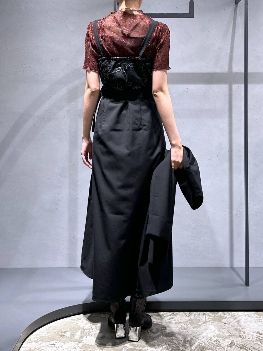 ブラック系のサンダル、レッド系のTシャツ/カットソー、ブラック系のジャンパースカートを着用したレディースの夏コーディネートの3枚目の写真