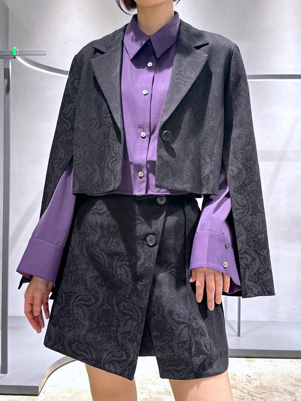 パープル系のシャツ/ブラウス、ブラック系のブーツ、ブラック系のその他パンツを着用したレディースの秋コーディネートの5枚目の写真