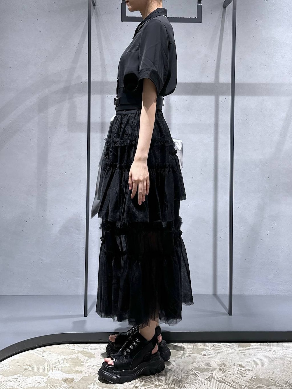 ブラック系のシャツ/ブラウス、ブラック系のサンダル、シルバー系のトートバッグを着用したレディースの夏コーディネートの2枚目の写真