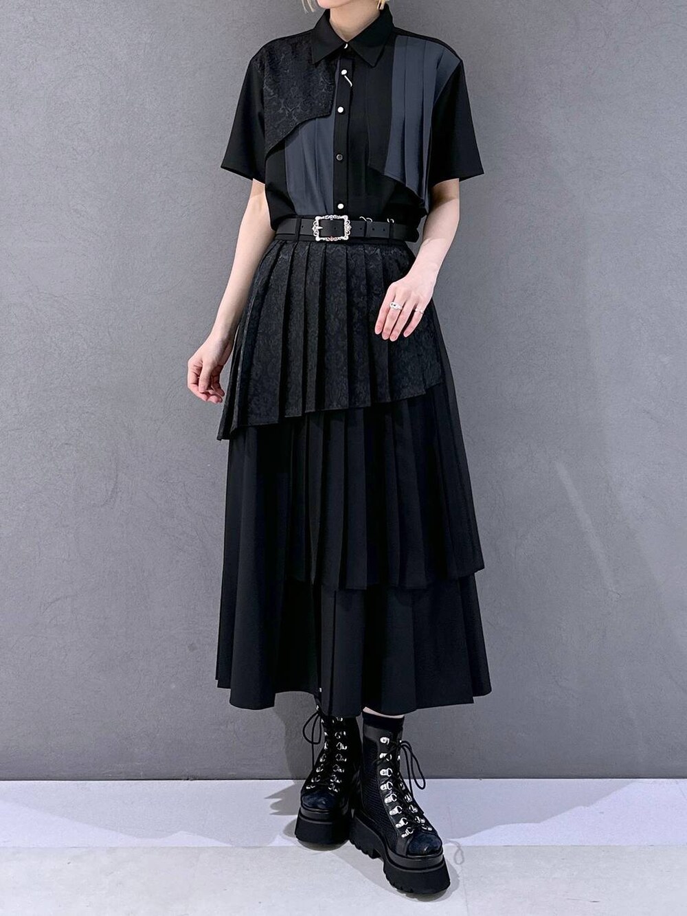 ブラック系のサンダル、ブラック系のスカート、ブラック系のシャツ/ブラウスを着用したレディースの春コーディネートの4枚目の写真