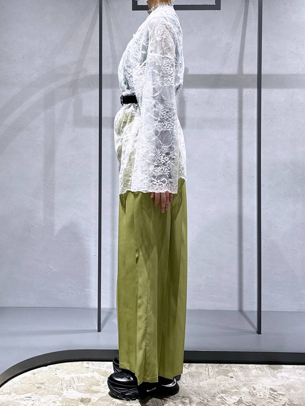 グリーン系のその他パンツ、グリーン系のTシャツ/カットソー、ブラック系のスニーカーを着用したレディースの冬コーディネートの2枚目の写真