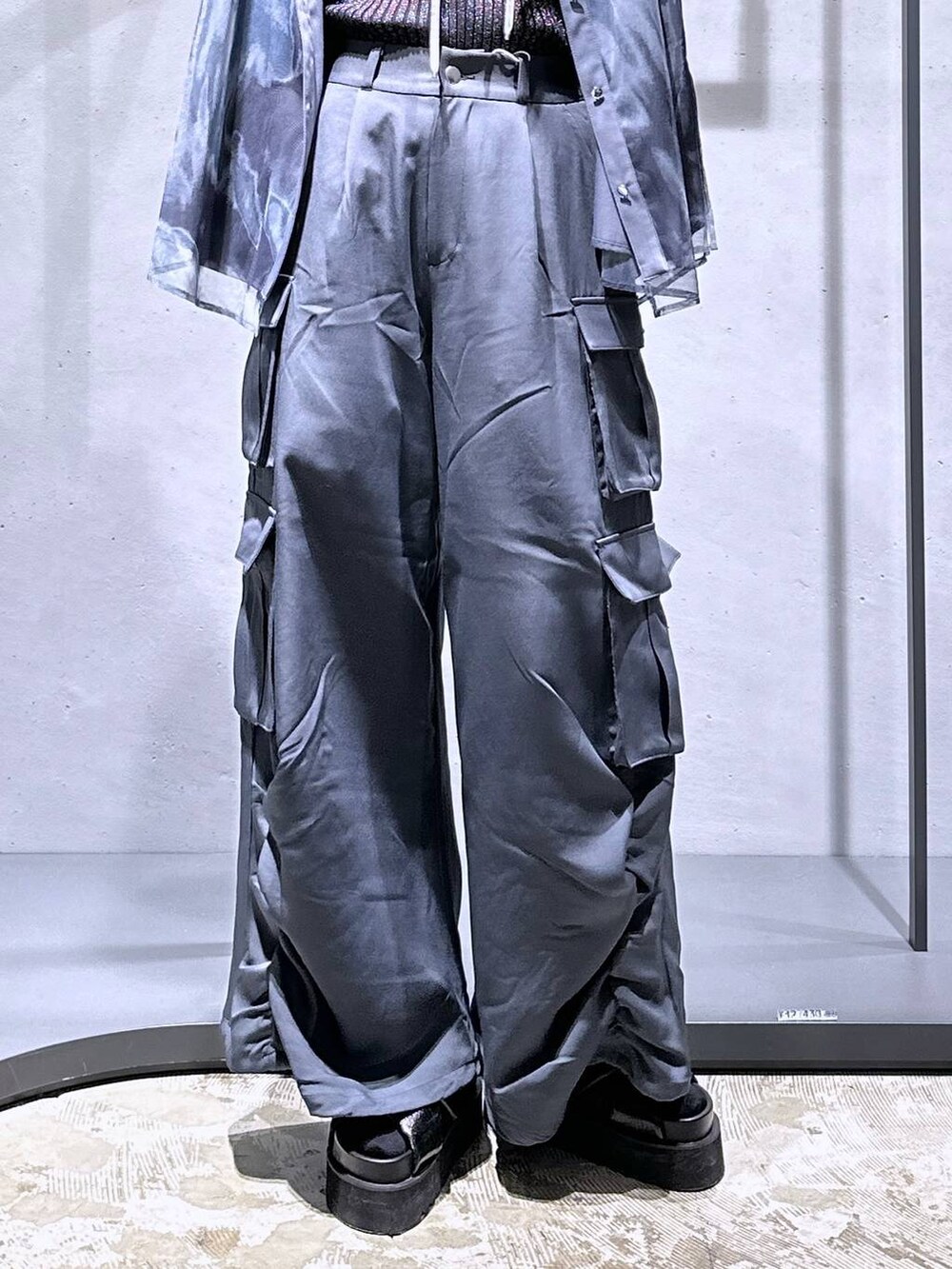 ブラック系のサンダル、その他のタンクトップ、グレー系のカーゴパンツを着用したレディースの春コーディネートの7枚目の写真