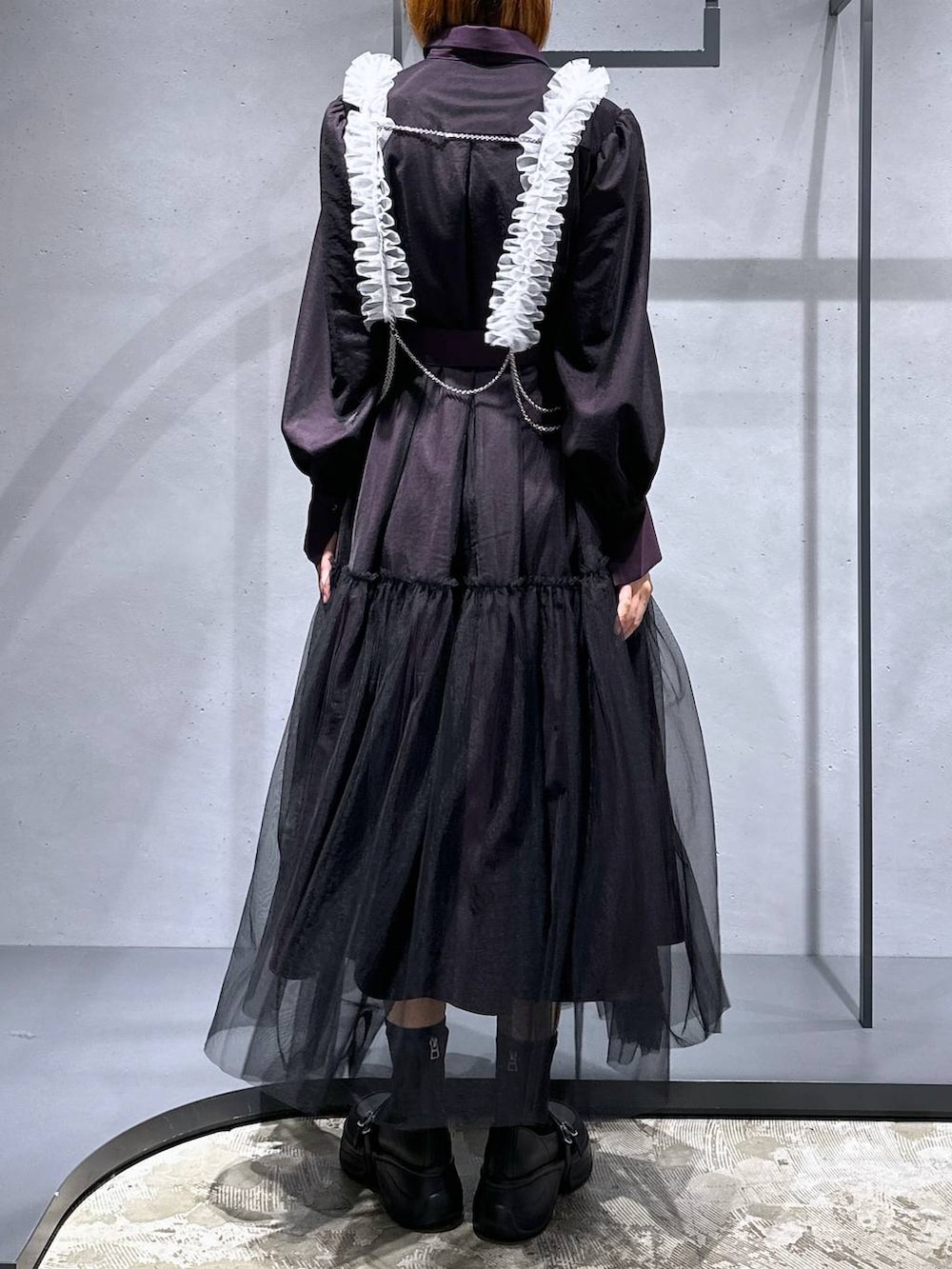 ブラック系のブーツ、パープル系のワンピース、ホワイト系のサスペンダーを着用したレディースの夏コーディネートの3枚目の写真